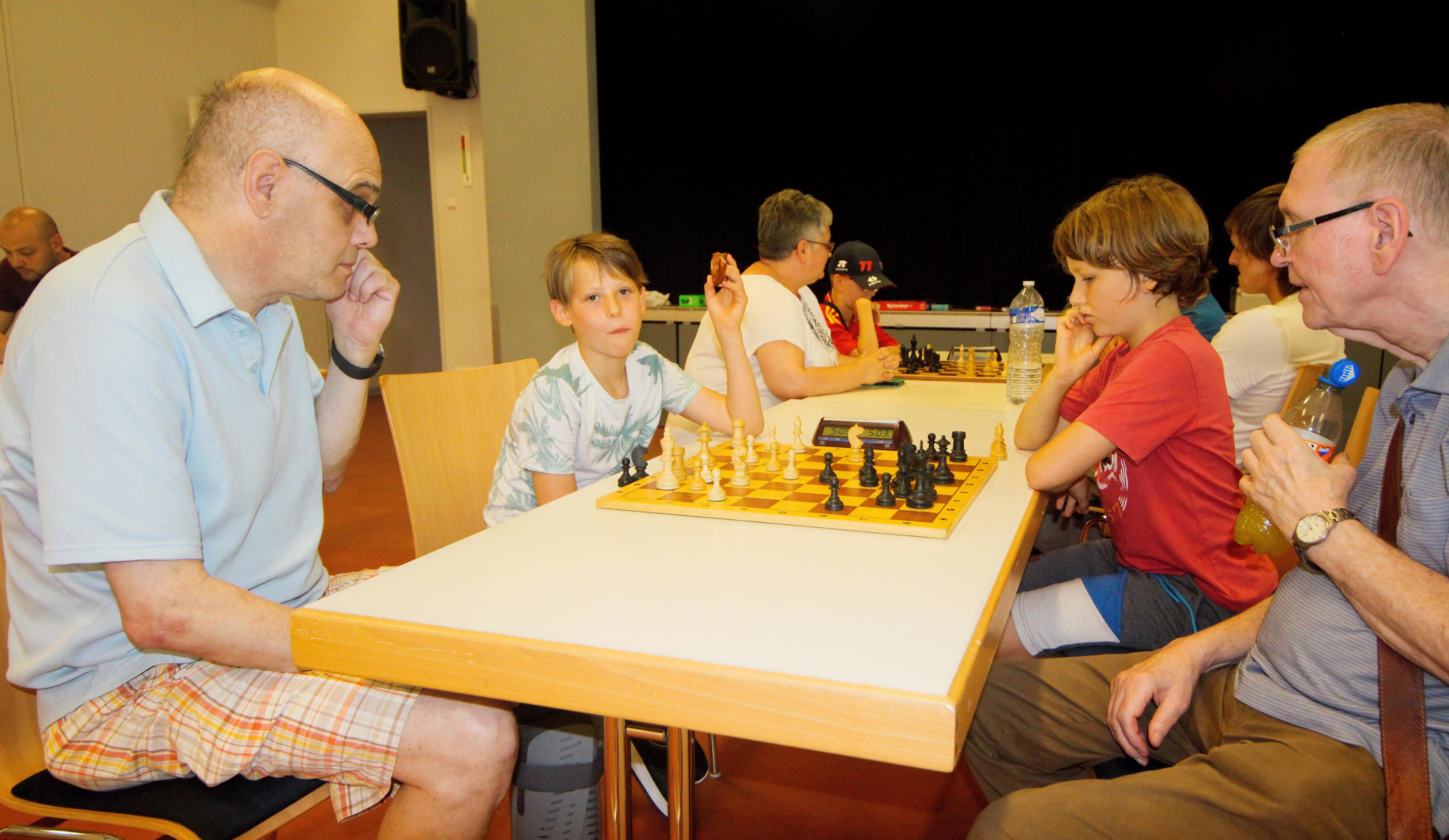 rechts das zweitplatzierte Team