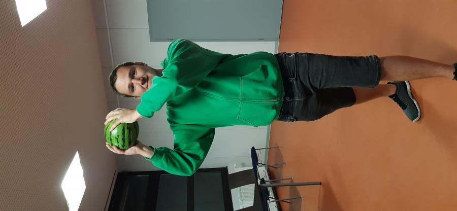 Yannik mit gewonnener Wassermelone